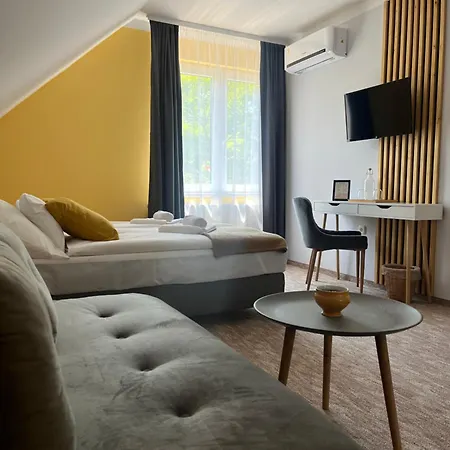 Aventurin House *** *