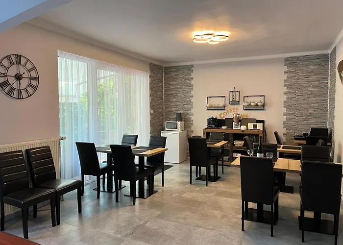 Konukevi Aventurin House ***